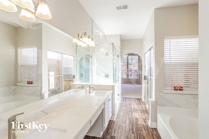 Building Photo - 6713 Queensclub Dr