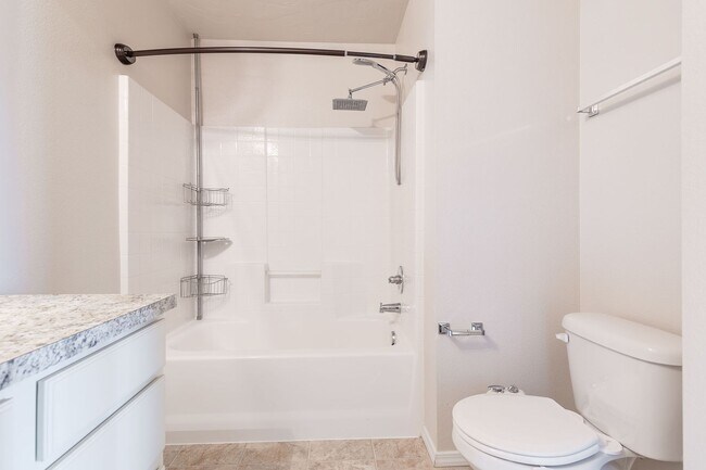 Building Photo - 3 bed 2 bath home