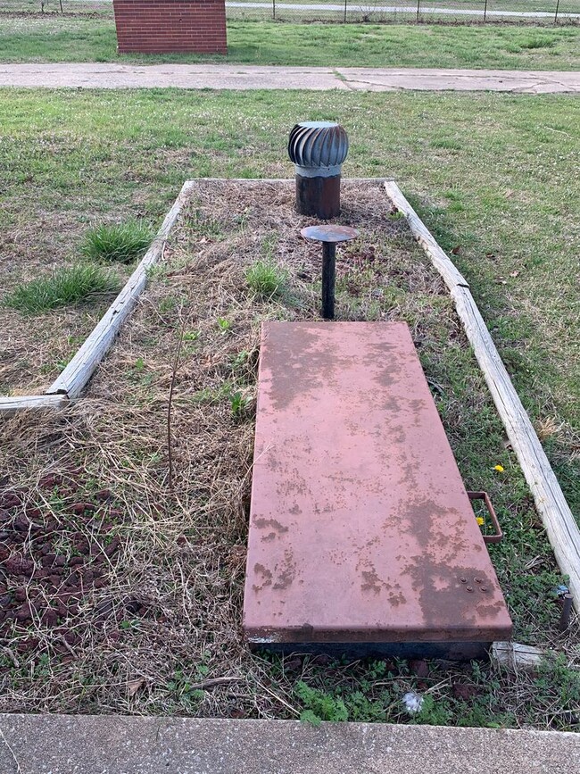 Building Photo - Property on approx 1 acre with lots of upd...
