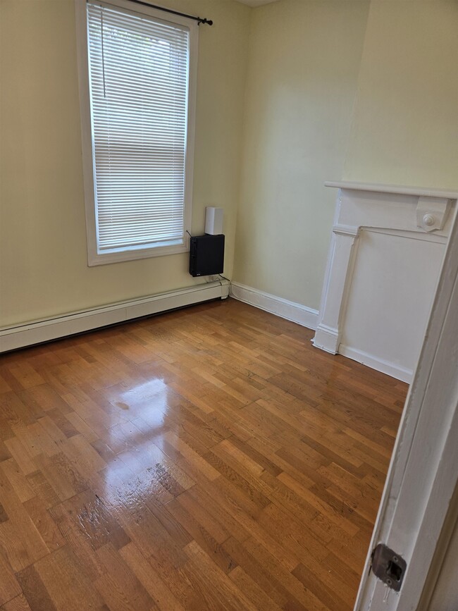 Building Photo - 281 Monmouth St