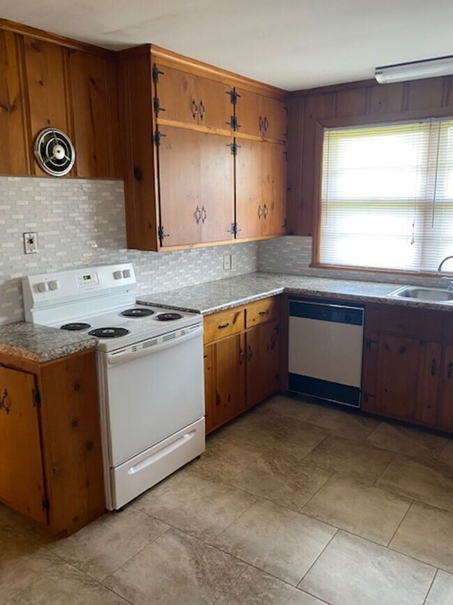 Building Photo - Renovated 3 Bedroom 3 Bath Home with Gameroom/4th Bedroom for Rent!