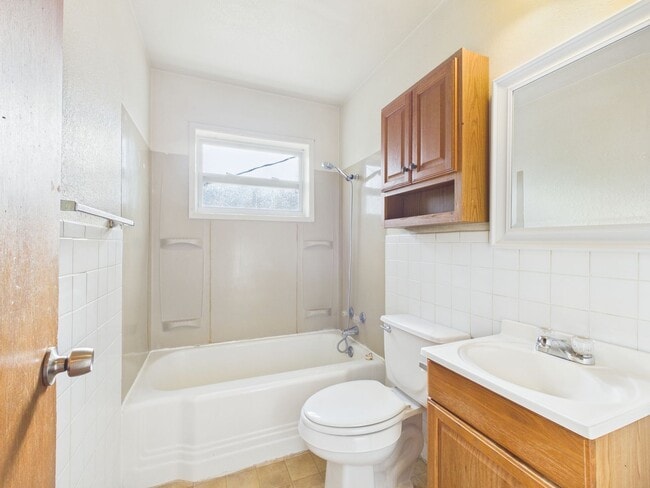 Building Photo - Charming rent ready duplex!