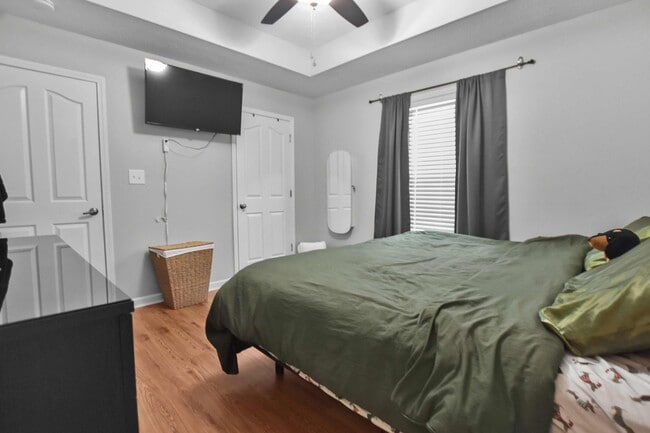 Building Photo - Pet Friendly Three Bedroom with Bonus!