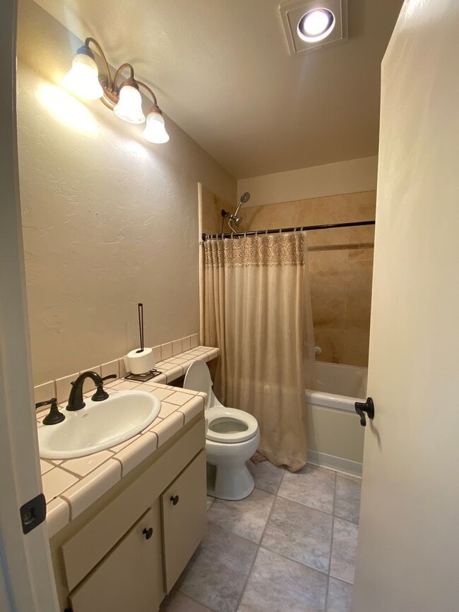 Building Photo - Two Bedroom Condo Close to Orange Circle