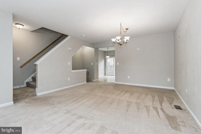 Building Photo - 2261 Forsythia Dr