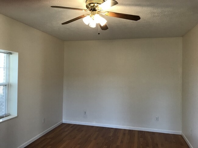 Building Photo - 3 bedroom close to Interstate in Kodak! On...