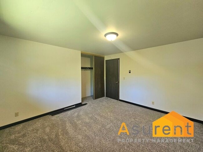 Building Photo - Charming 2-Bedroom 4-plex in Prime Ashland Location Available Now!