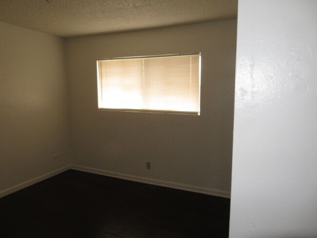 Building Photo - 2 Bedroom/1 Bath Apartment in Northern Oil...
