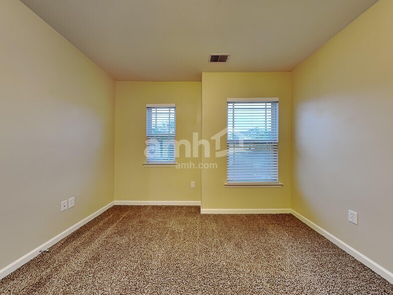 Building Photo - 90 Summer Hill Way