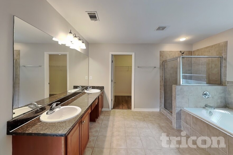 Building Photo - 1571 English Manor Cir