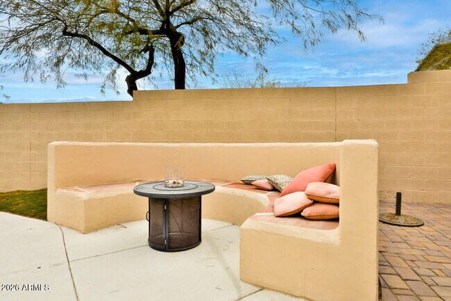 Building Photo - 6206 W Buckhorn Trail