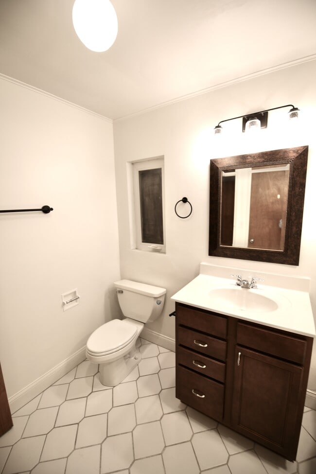 Building Photo - 3191 E Broad St