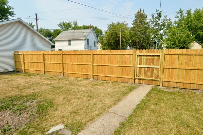 Building Photo - Updated 5 Bedroom House for Rent Near Downtown!