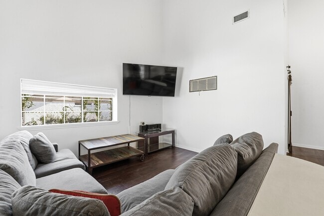 Building Photo - 13392 Southshore Dr