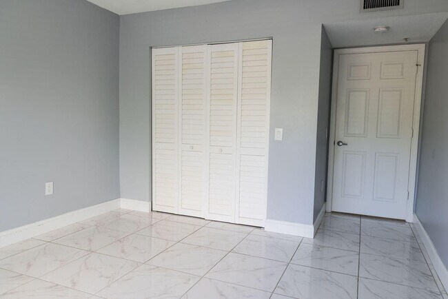 Building Photo - 505 Villa Cir