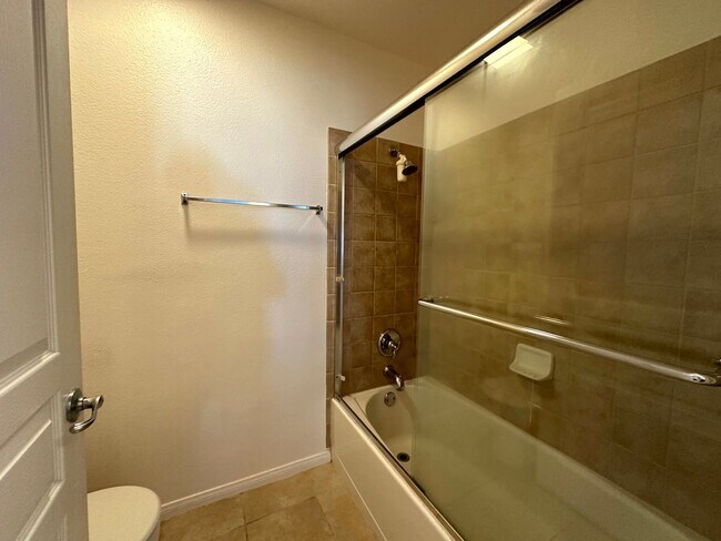 Building Photo - Fantastic 1 bed and 1 Bath with balcony an...