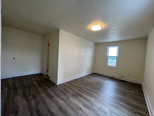 Building Photo - Updated 1BR 1 Bath house with office now available!