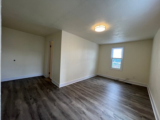 Building Photo - Updated 2BR house now available!