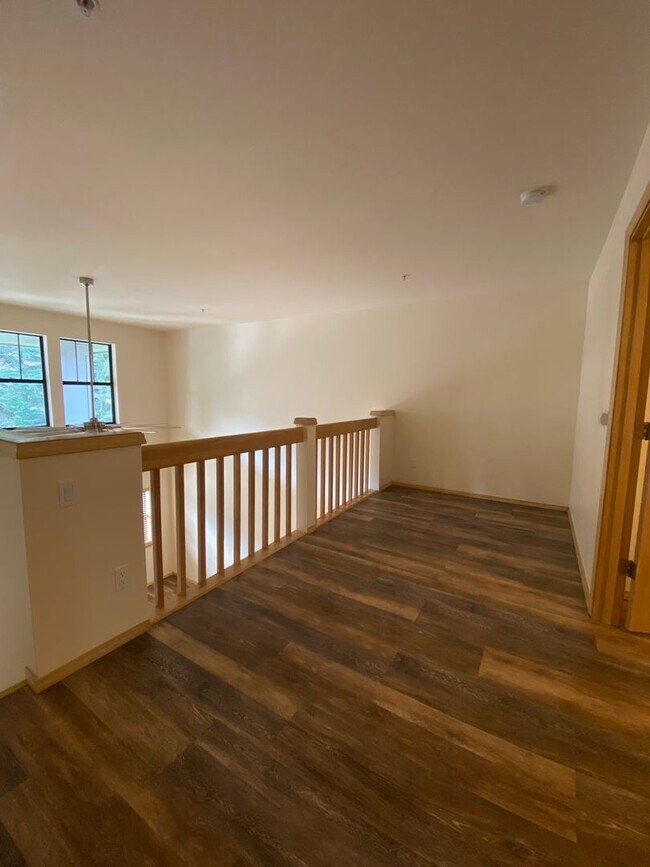 Building Photo - 2 bedroom | 2 Bath Condo in Hood River
