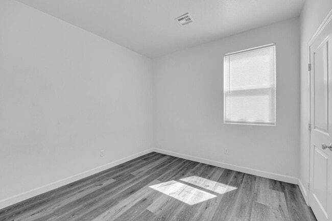 Building Photo - 5 br, 3 bath House - 9835 Colenso Ct