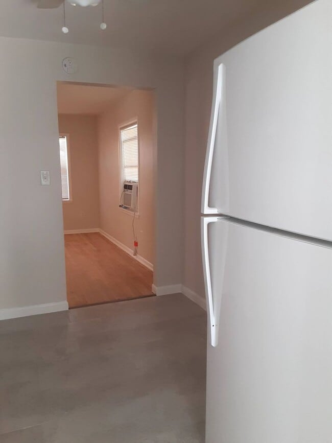 Building Photo - Charming 2/1 Single Family Home with large...