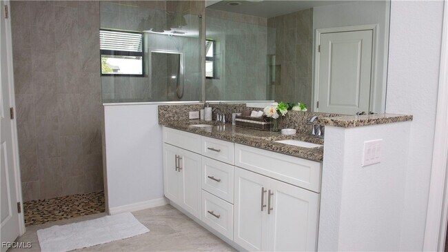 Building Photo - 503 SW 11th Ct