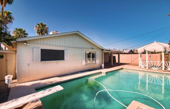 Building Photo - Charming 5-Bedroom Pool Home in Prime Tempe Location