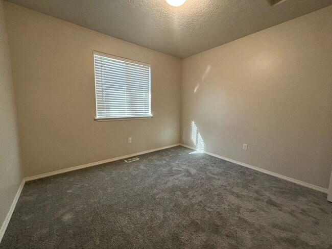 Building Photo - 115 Cassidy Dr E