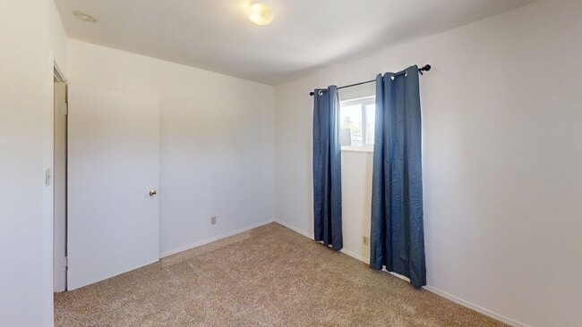 Building Photo - Charming 2 bedroom 1 bath on Large Lot!!