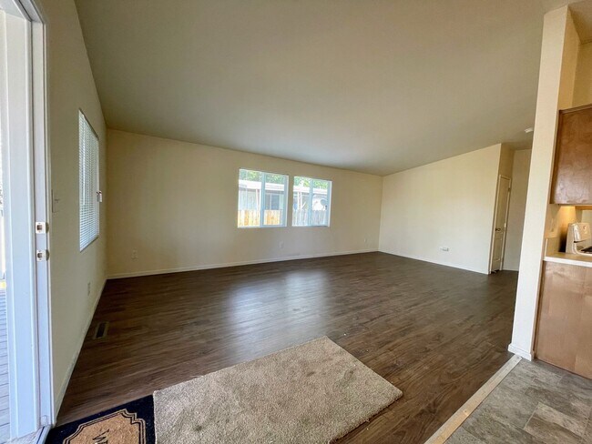 Building Photo - 3 Bedroom Mobile Home for rent!