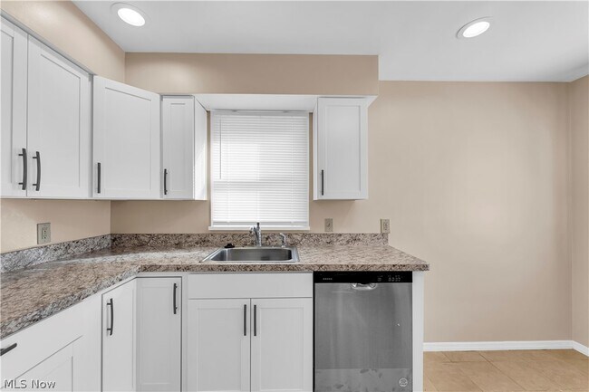 Building Photo - 9716 Alexander Rd