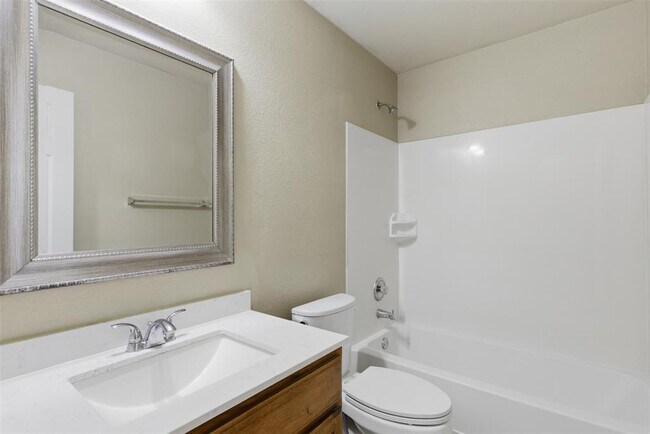 Building Photo - 924 Abbeyglen Castle Dr