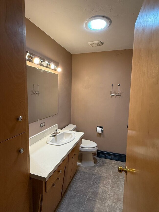 Building Photo - 4 Bedroom 3 Bath Home for Rent