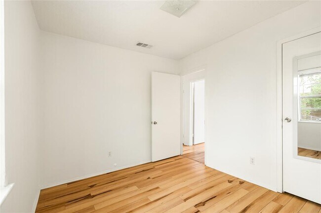 Building Photo - 918 E 50th None