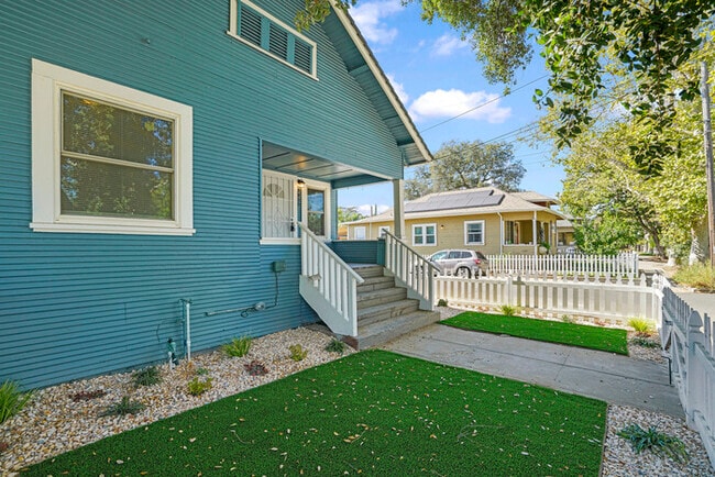 Building Photo - Charming 3 Bedroom Home Near Broadway | Spacious Layout | Prime Sacramento Location
