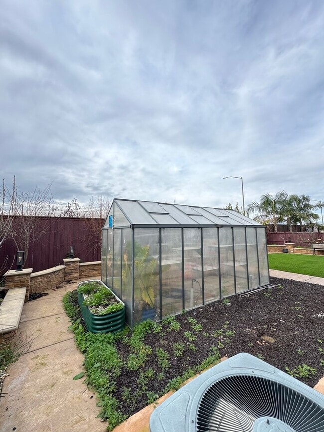 Building Photo - A Great House to Call Home!