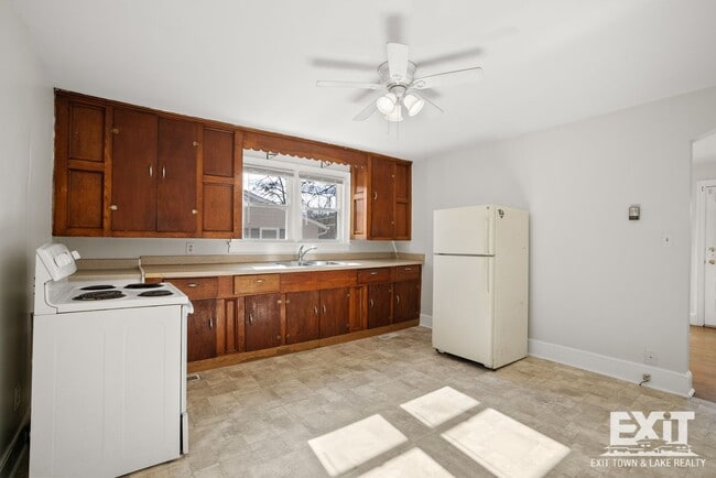 Building Photo - 3 Bedroom/1 Bathroom Brick Ranch For Rent