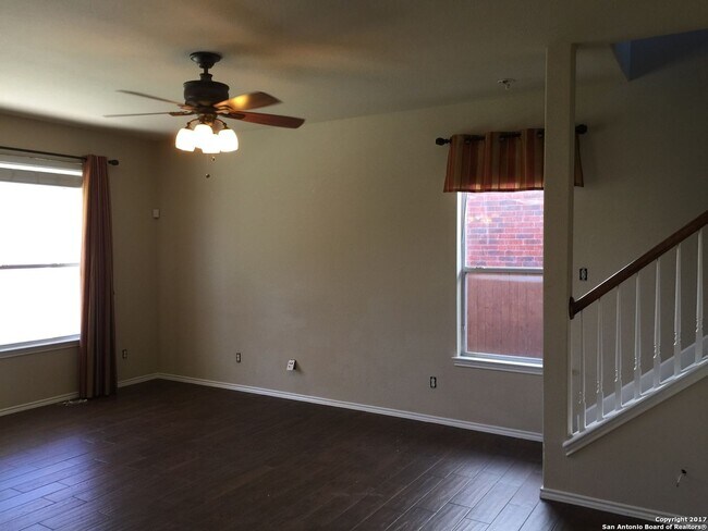 Building Photo - Large 4 bedroom / 2.5 bathroom home in Alamo Ranch