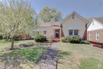 Building Photo - 3 Bed, 1.5 Bath Home with Backyard and Ple...