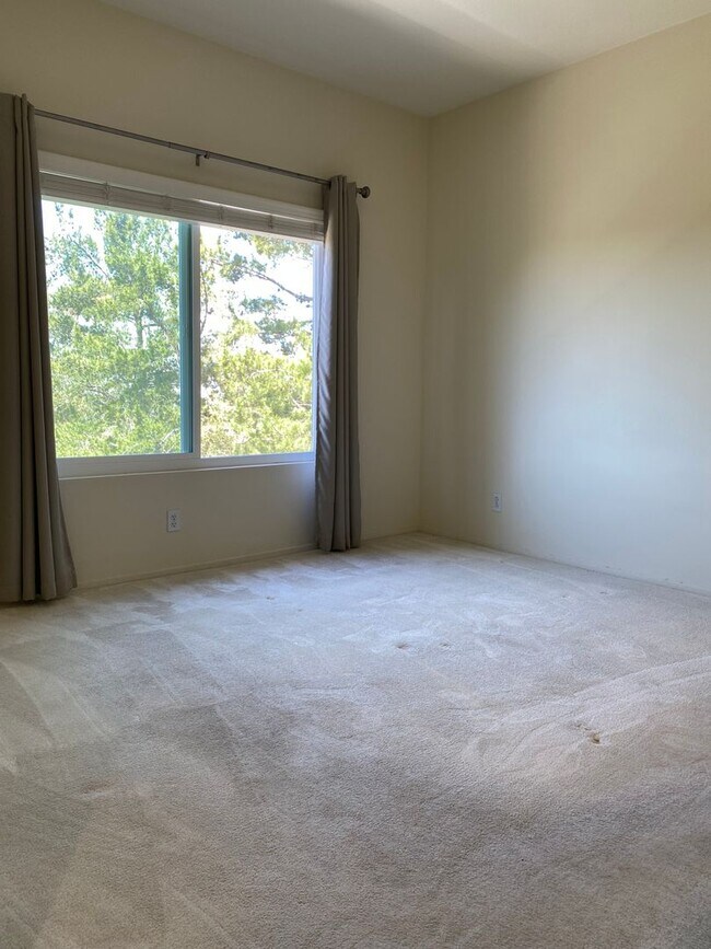 Building Photo - Great views from this gorgeous end unit townhome!