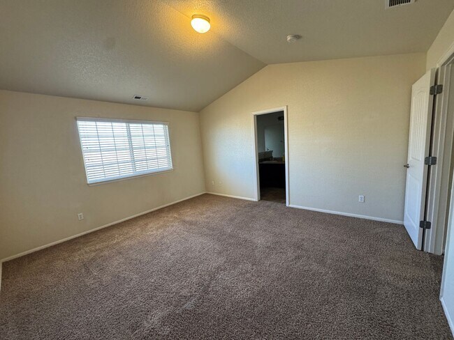 Building Photo - Spacious 3 Bed, 3 Bath Townhome with Rare ...