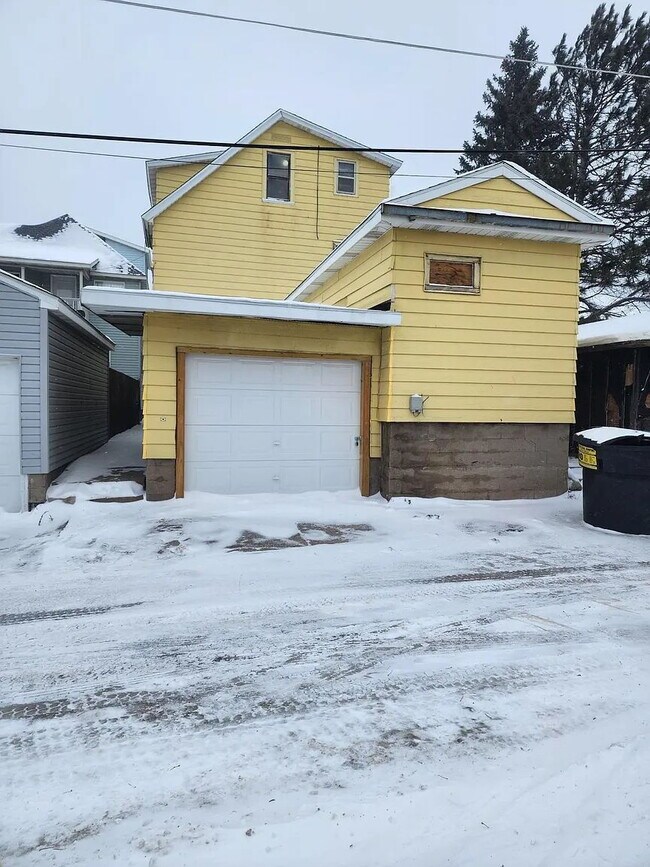 Building Photo - "Charming 1-Bed Gem in Virginia, MN – Perf...