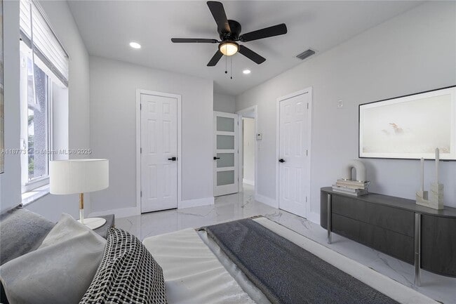 Building Photo - 921 NW 30th Ct