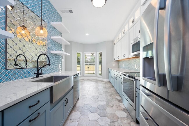 Building Photo - 2470 Country Club Dr