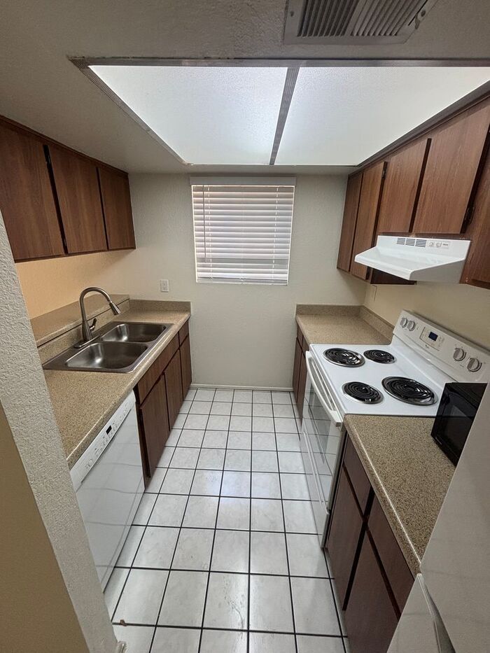 Building Photo - 1201 S McClintock Dr