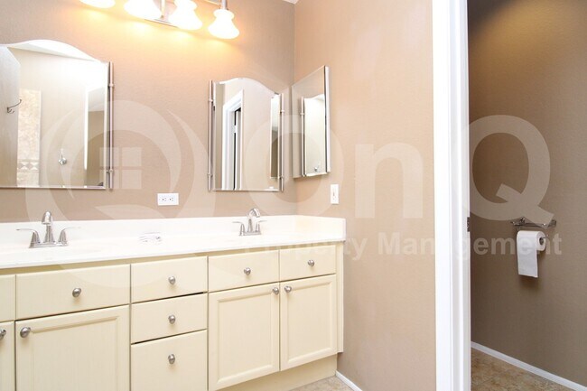 Building Photo - 710 S St Martin Dr