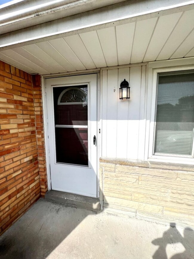 Building Photo - Fantastically updated three bedroom two bath house in the heart of Dormont