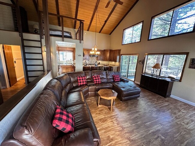 Building Photo - Spacious 4Bd home available for a seasonal lease starting 4/15/26!! Call me today.