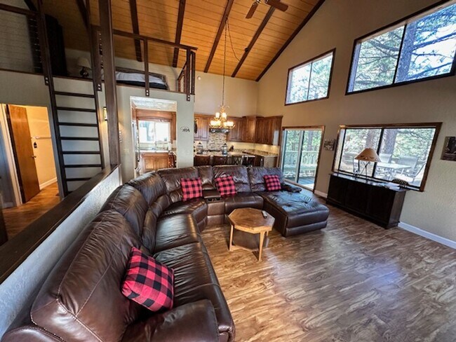 Building Photo - Spacious 4Bd pet friendly home available f...