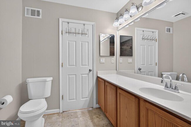 Building Photo - 2432 Clover Field Cir